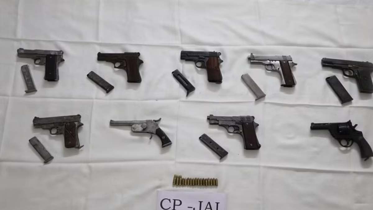 Punjab News: जालंधर पुलिस ने मारा छापा, 9 पिस्टल 15 कारतूस बरामद…