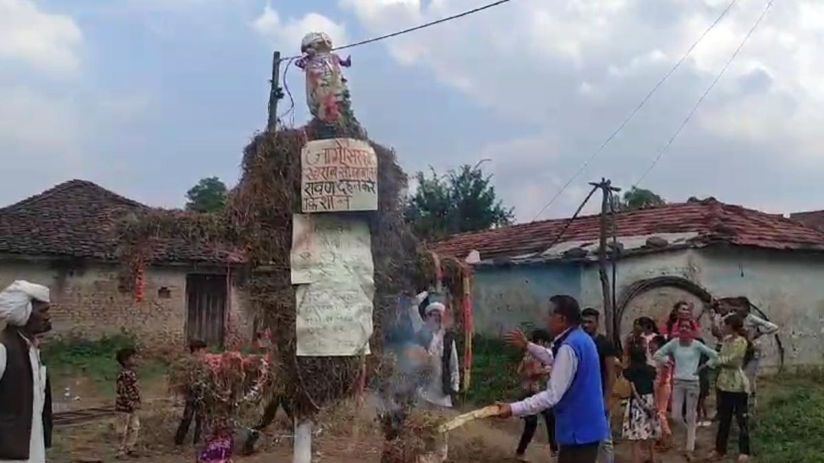 दशहरा पर किसानों का अनोखा प्रदर्शन: खराब सोयाबीन फसल का रावण बनाकर किया दहन, की ये मांग