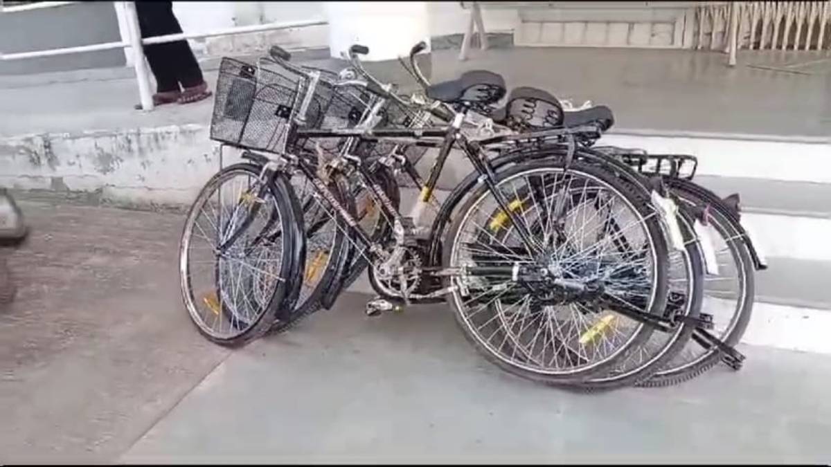 ओ भाई… स्टूडेंट्स को बांटने लाई गई साइकिल चुरा ले गए चोर, स्कूल परिसर से किया गायब, पुलिस ने ऐसे किया बरामद