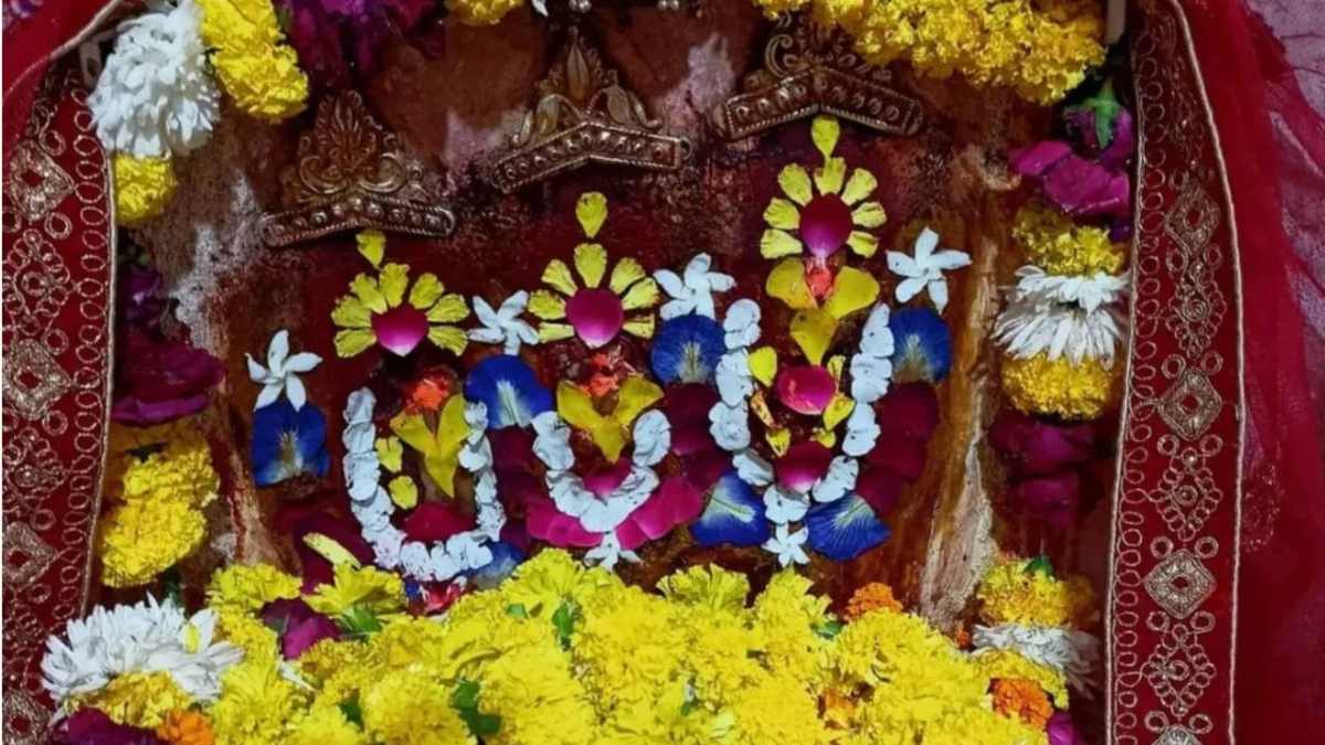 Akshara Devi Mandir: पिंडी नहीं साढ़े तीन मात्राओं के यंत्र में गर्भगृह में विराजमान है मां, तंत्र-मंत्र साधना का केंद्र है ये मंदिर…