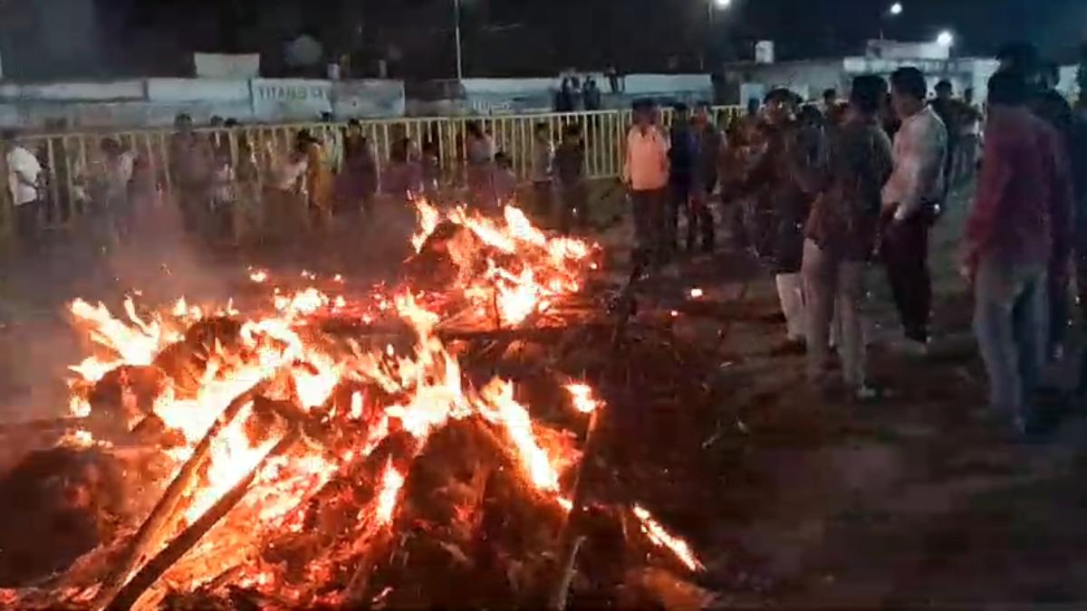 रावण दहन के बाद जली लकड़ी लेने उमड़ी भीड़, जानिए क्या है इसके पीछे का राज…