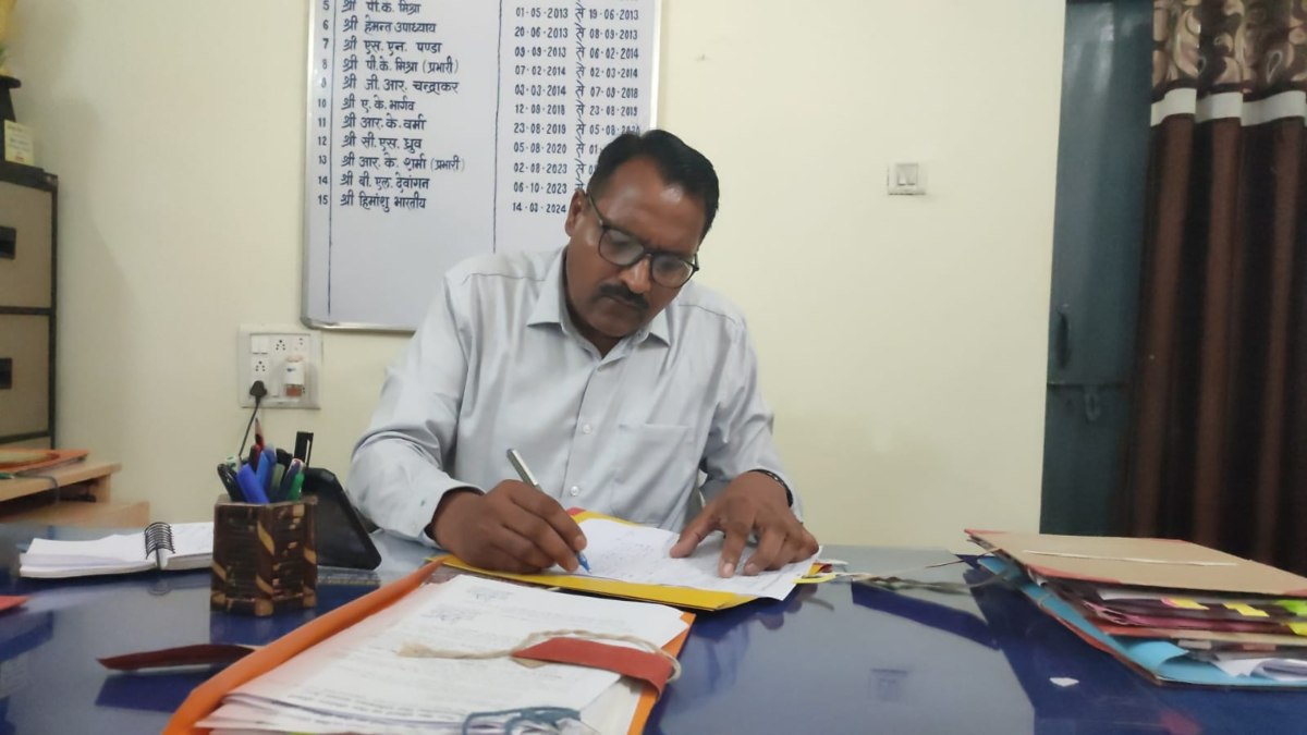 बिना अनुमति स्कूल से गायब रहने वाले शिक्षकों और चपरासियों पर हुई कार्रवाई, DEO ने किया बर्खास्त