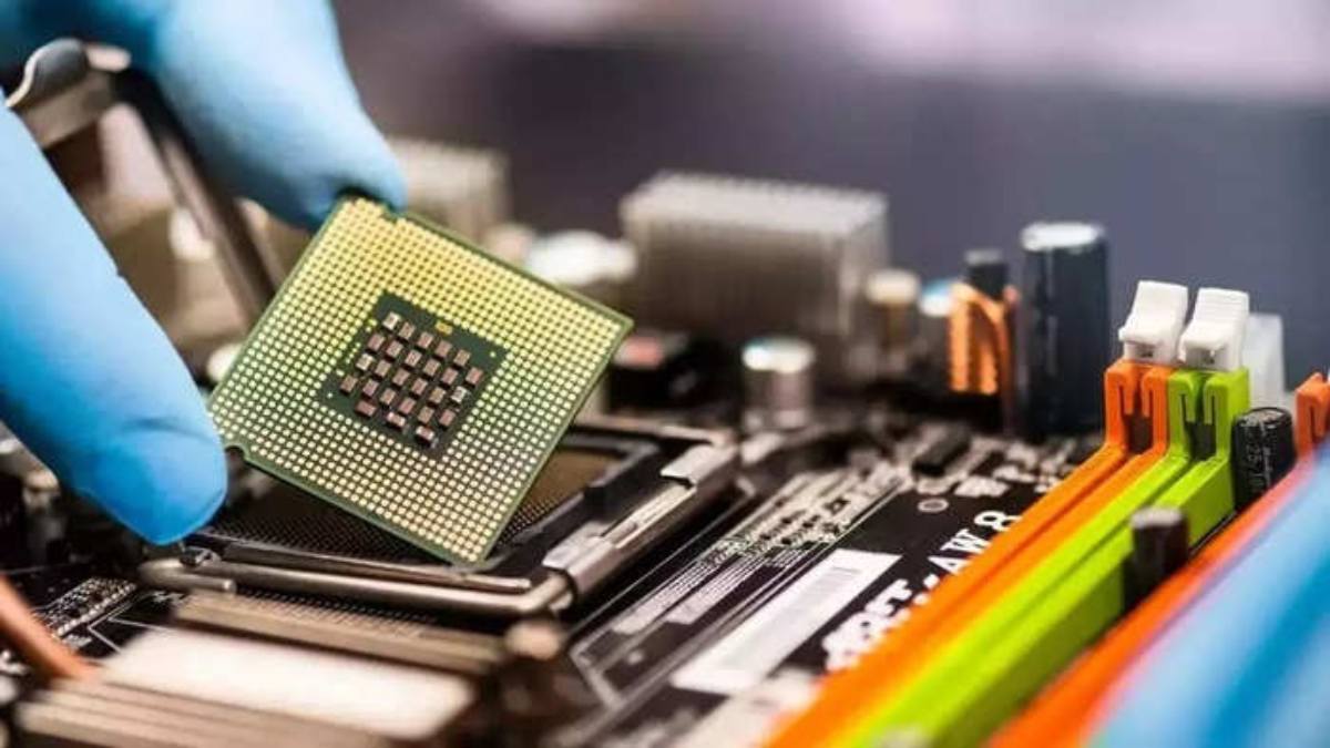 PLI Scheme Mobile Manufacturing: अब भारत में ही बनेंगे कई मोबाइल फोन, फ्लिप और फोल्ड पर भी तगड़ा काम, जानिए क्या है स्कीम…