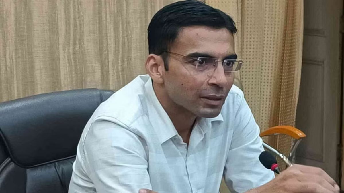 एक्शन में DM सविन बंसलः CMS समेत पांच डॉक्टरों का रोका वेतन, जानिए क्या है वजह