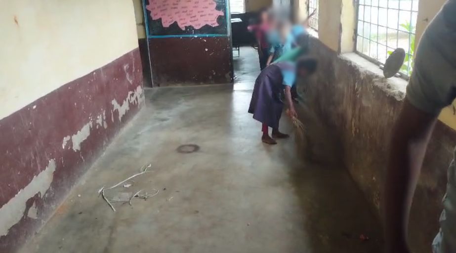 शिक्षा मंत्रीजी ऐसे गढ़ेंगे नौनिहालों का भविष्य! हाथों में किताब की जगह ‘झाड़ू’, जिम्मेदार झाड़ रहे पल्ला