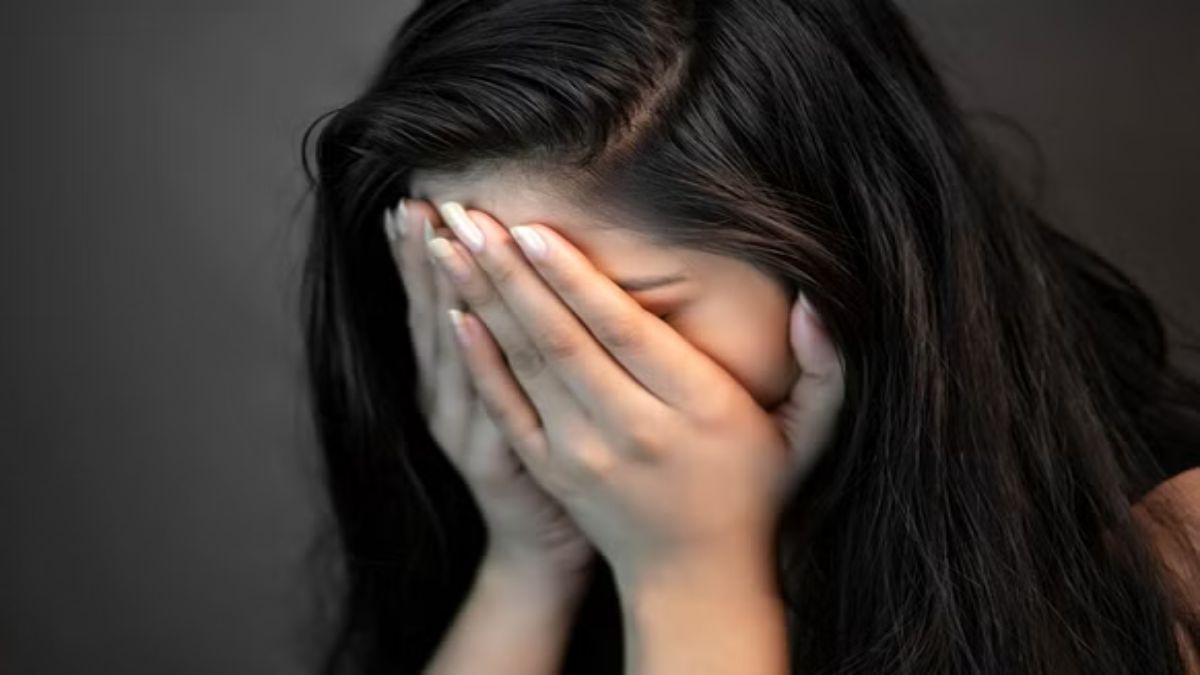‘तुझे मेरा कर्ज उतारना है’… चंद पैसों के लिए गैर मर्दों को साथ ले आया पति, पत्नी को शारीरिक संबंध बनाने पर किया मजबूर, फिर…