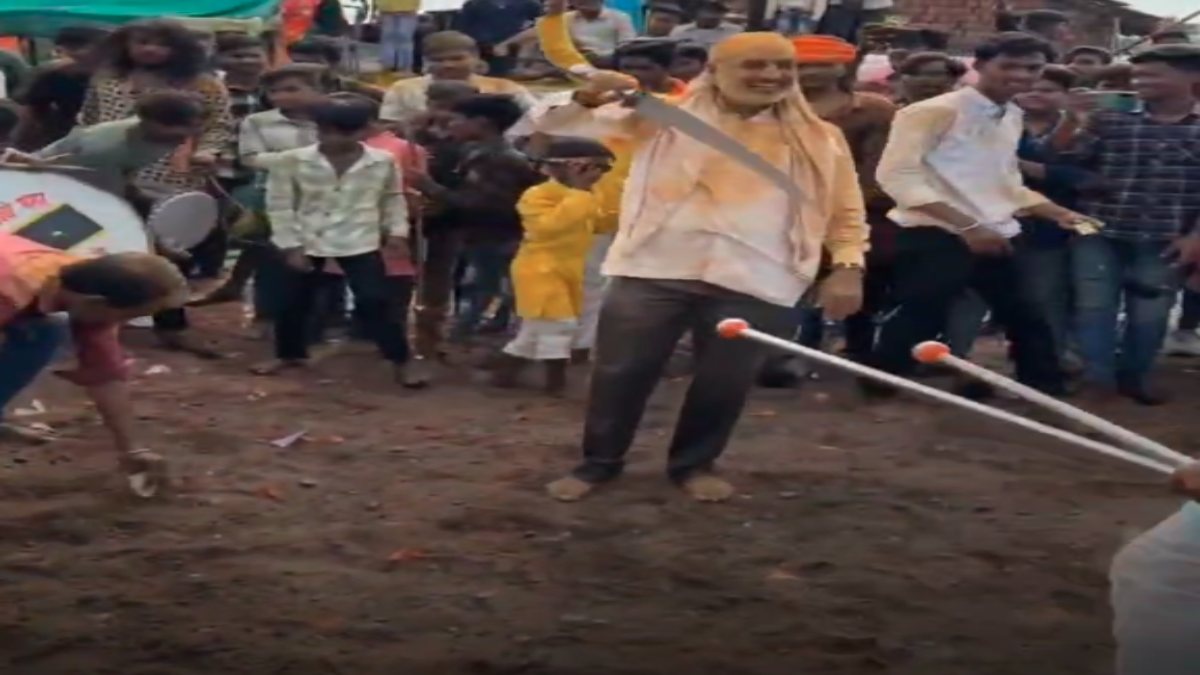 सांसद ने किया तलवार प्रदर्शन: ढोल-ताशों की धुन पर दिखाया करतब, Video Viral