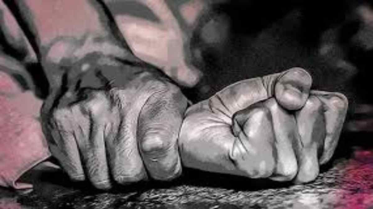 युवती को घर में अकेला देख पड़ोसी की बिगड़ी नियत, बनाया हवस का शिकार, Video बना कर ब्लैकमेल कर दोस्त को सौंपा, 15 दिन दिल्ली में बंधक बनाकर किया रेप