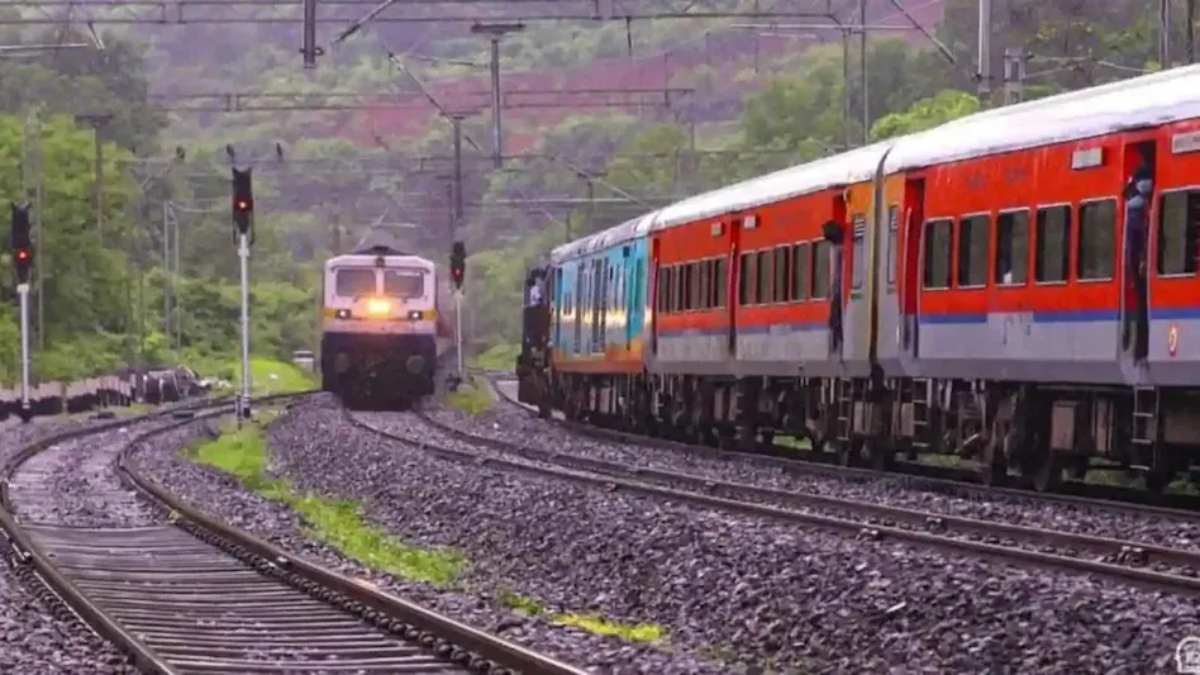 त्योहार पर यात्रियों को रेलवे की सौगात: भोपाल मंडल के विभिन्न स्टेशनों से गुजरेंगी एक दर्जन स्पेशल ट्रेनें, इन यात्रियों को मिलेगी राहत