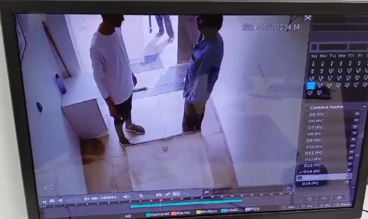 ATM से पैसे निकालने गए बुजुर्ग दंपत्ति से धोखाधड़ी, मदद के बहाने दो युवकों ने निकाले 45 हजार रुपए, मैसेज देखते ही उड़ गए होश