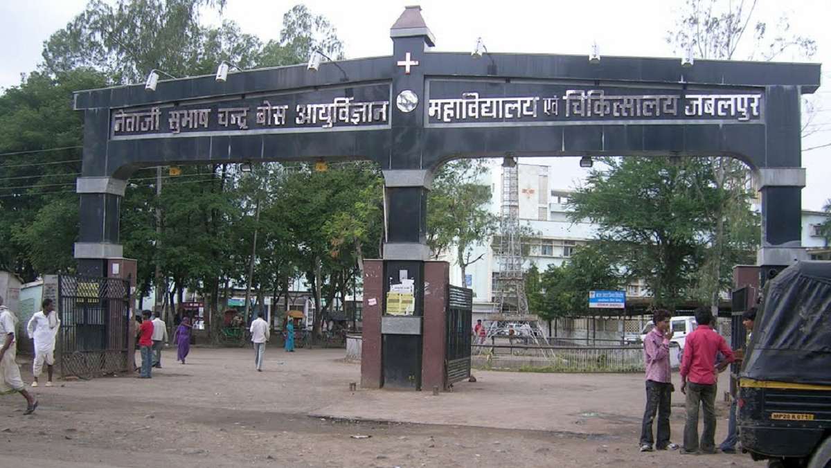 Big Breaking: अस्पताल से कैदी फरार, आरक्षक को चकमा देकर टॉयलेट की खिड़की से कूदकर भागा