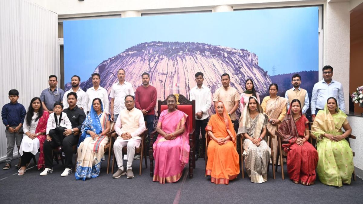 राष्ट्रपति द्रौपदी मुर्मु की ग्रुप फोटो के बैकड्रॉप में नजर आया मधेश्वर पहाड़, जानिए क्या है इस दुर्लभ पहाड़ की खासियत