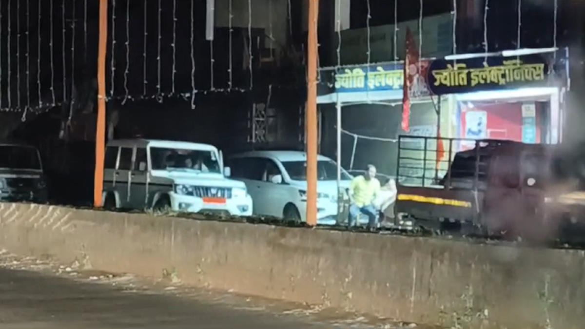 त्योहारी सीजन के बीच इलेक्ट्रानिक्स दुकान में जीएसटी की छापेमारी, देर रात तक खंगालते रहे दस्तावेज…