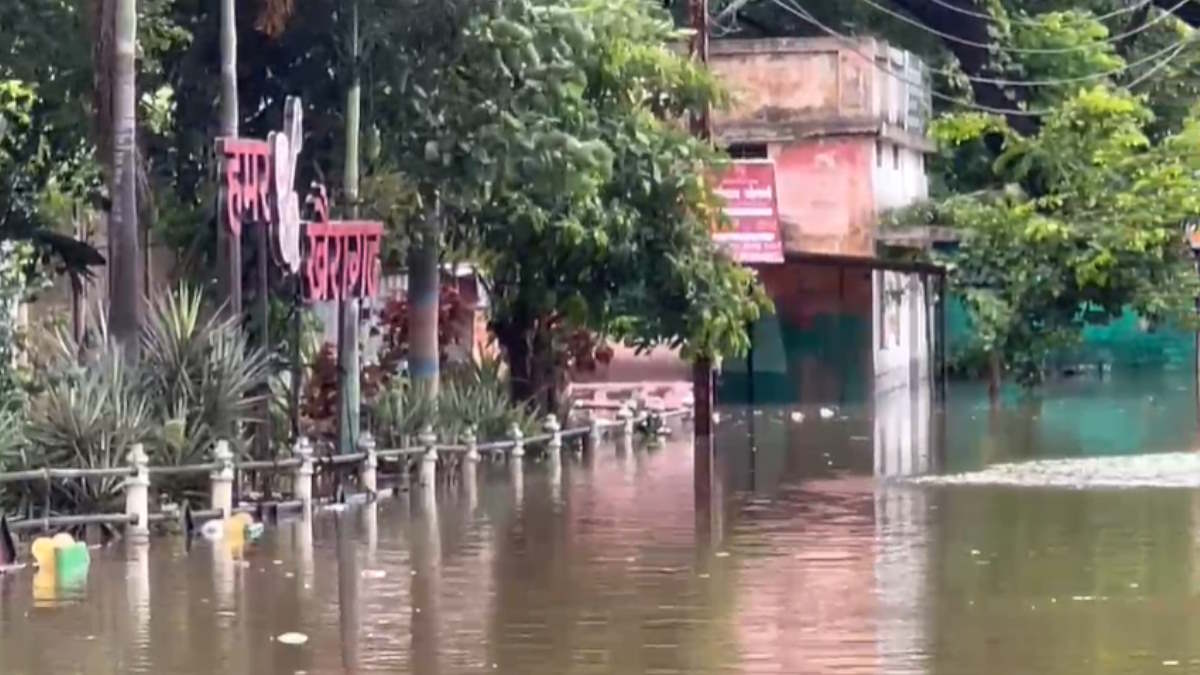 बाढ़ पीड़ितों को देना है मुआवजा, लेकिन जिला प्रशासन के पास फण्ड नहीं…