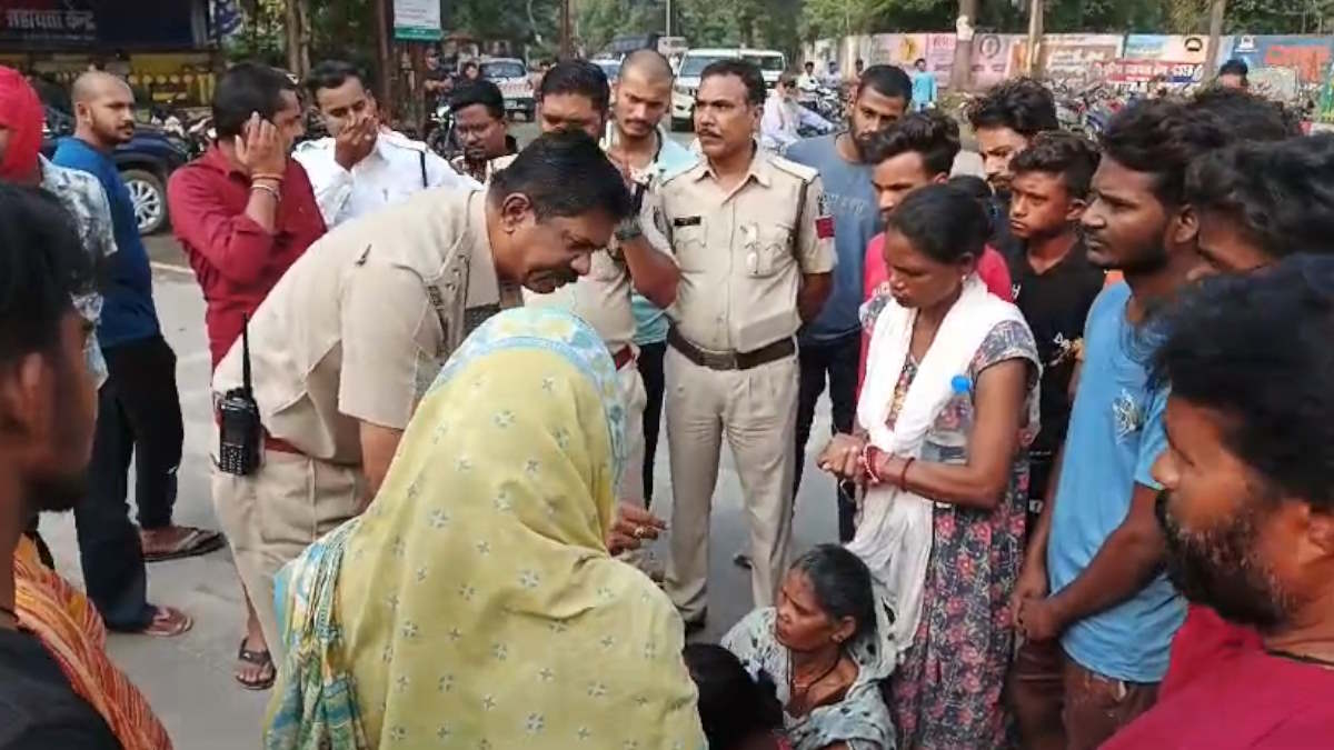 नहर में बहे बच्चों का शव नहीं मिलने पर फूटा परिजनों का गुस्सा, चौकी में हंगामा मचाते हुए किया सड़क जाम…
