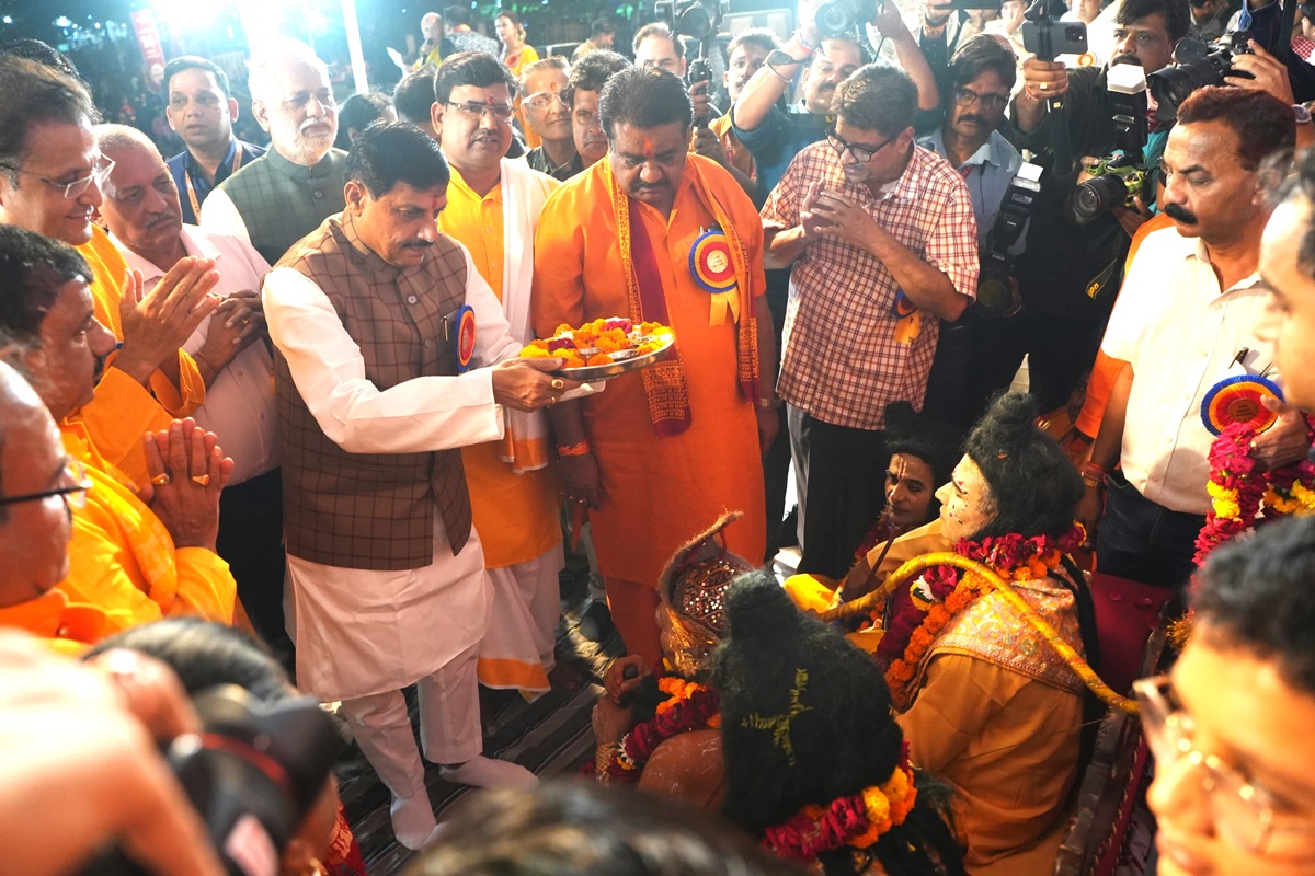 ‘मोहन’ ने किया राम का राजतिलक: दशहरा उत्सव कार्यक्रम में शामिल हुए CM डॉ. मोहन यादव, कहा-अयोध्या में भगवान मुस्कुरा रहे