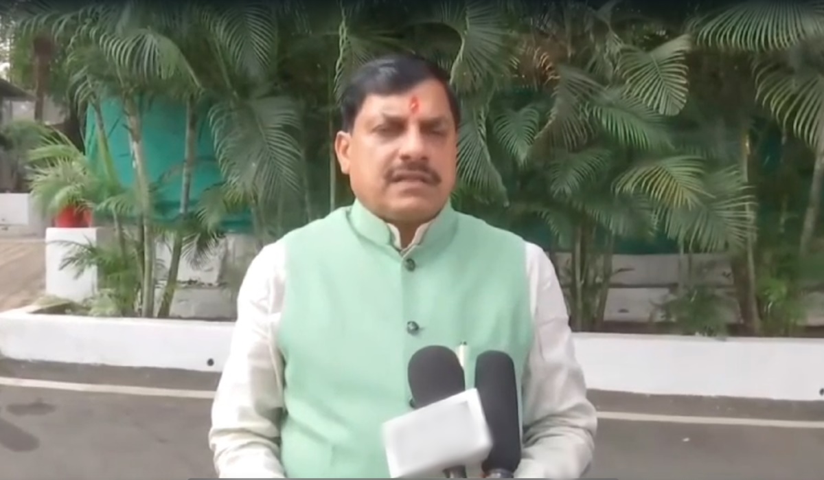 CM डॉ. मोहन पहुंचे रीवा: रीजनल इंडस्ट्री कॉन्क्लेव से पहले महामृत्युंजय मंदिर में की पूजा, भोपाल में बोले- अब तक आए 2 लाख 45 हजार करोड़ रुपए के प्रस्ताव