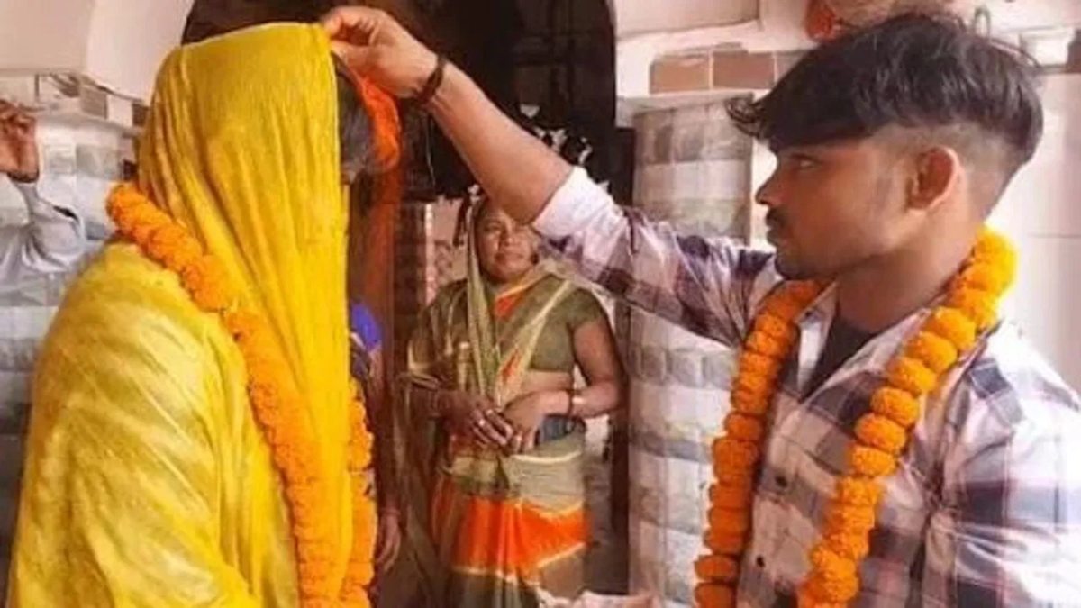 करवा चौथ पर पति को छोड़ प्रेमी के पास पहुंची महिला, मंदिर में रचाई शादी, देखें VIDEO