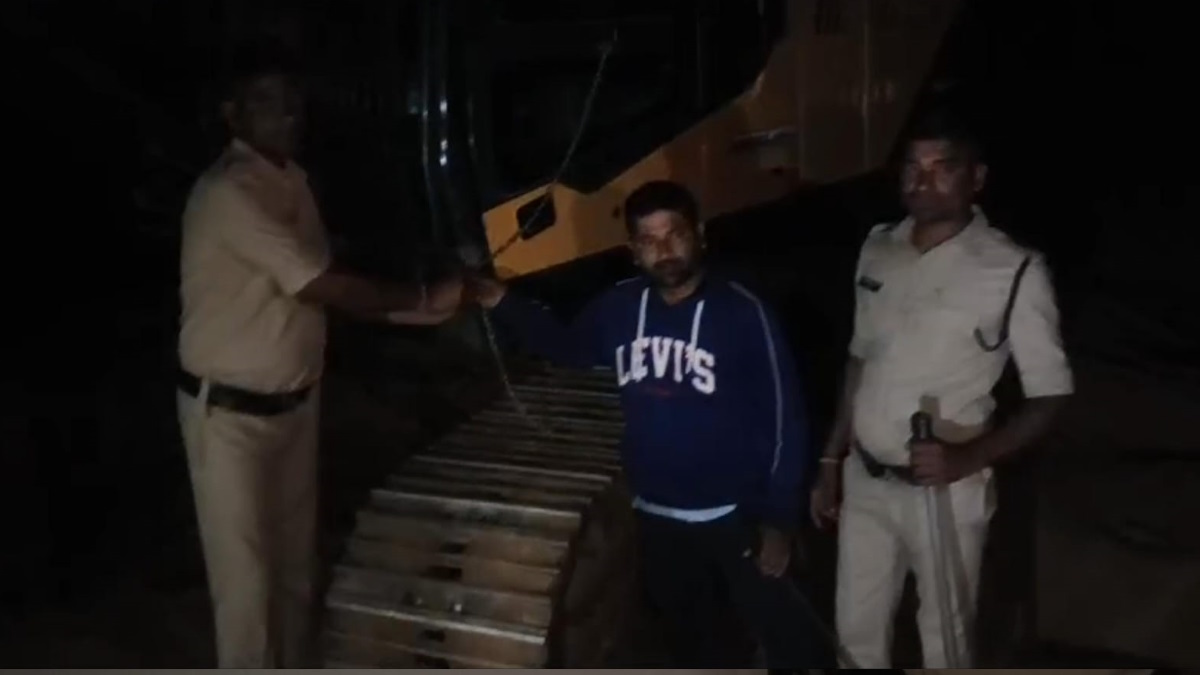 रेत माफिया पर कसा शिकंजा, खनिज अमले ने टार्च की रोशनी से ढूंढ निकाले घाट में छिपाए दो चेन माउंटेन…