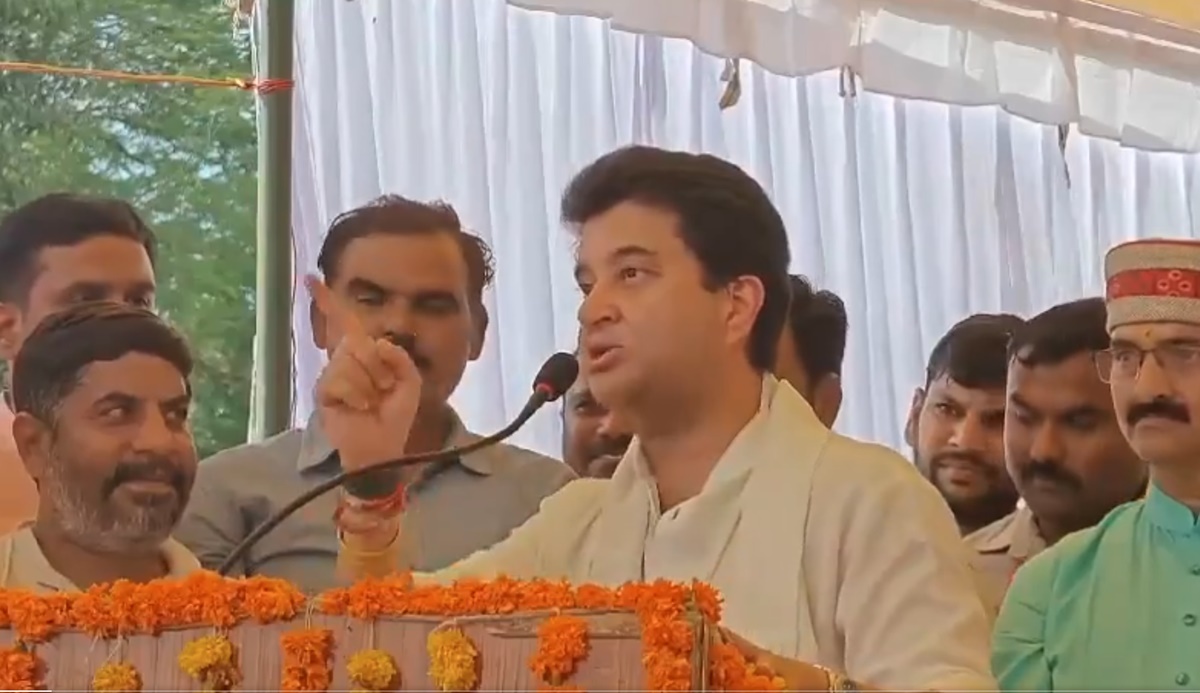 मंच पर भावुक हुए ज्योतिरादित्य सिंधिया, जानिए क्यों कहा- ‘मैं रहूं या न रहूं, डिमांड का कोई प्रॉब्लम नहीं रहेगा…’ 