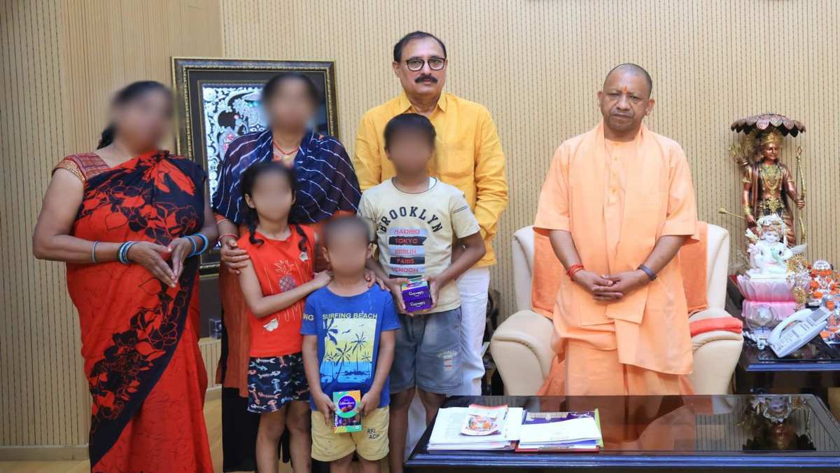 मोहित के परिजनों से मिले सीएम योगी: 10 लाख की आर्थिक सहायता, एक सदस्य को नौकरी देने की घोषणा, सपा बोली- बच्चों को चॉकलेट देकर फुसला लिया ? क्या विधवा का पति वापिस कर सकते हैं ?