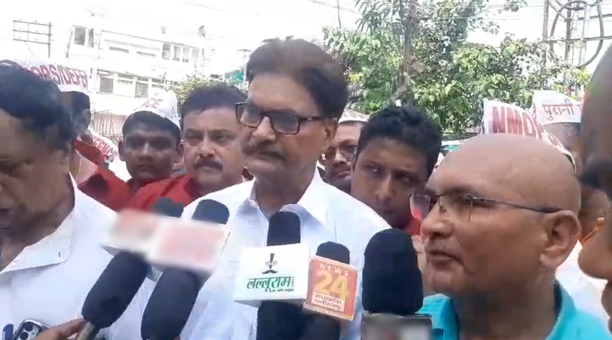 पुरानी पेंशन बहाली की मांग: कर्मचारियों ने निकाली पद यात्रा, कहा- जो OPS PM को मिलती हैं, वह हमें भी चाहिए…