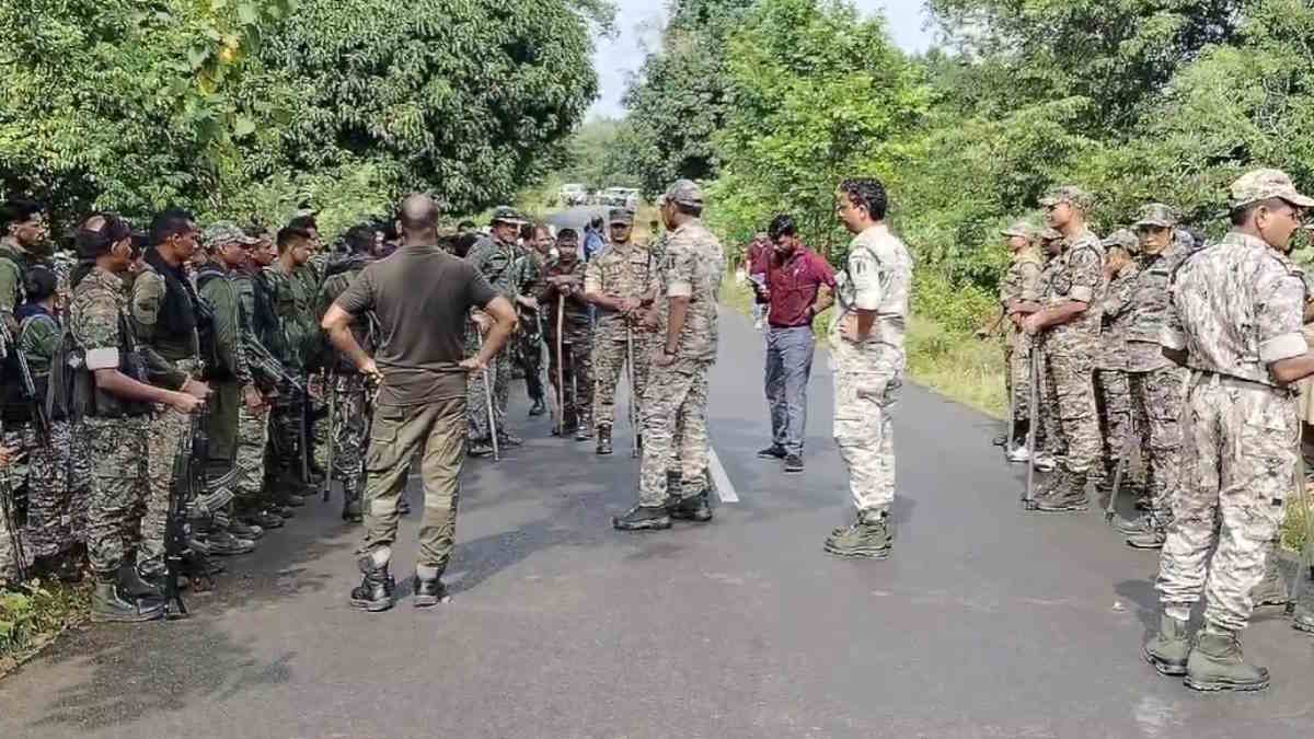 BREAKING : धर्मांतरण के मुद्दे पर आदिवासी बहुल गांव में मचा बवाल, भारी संख्या में पुलिस बल तैनात…