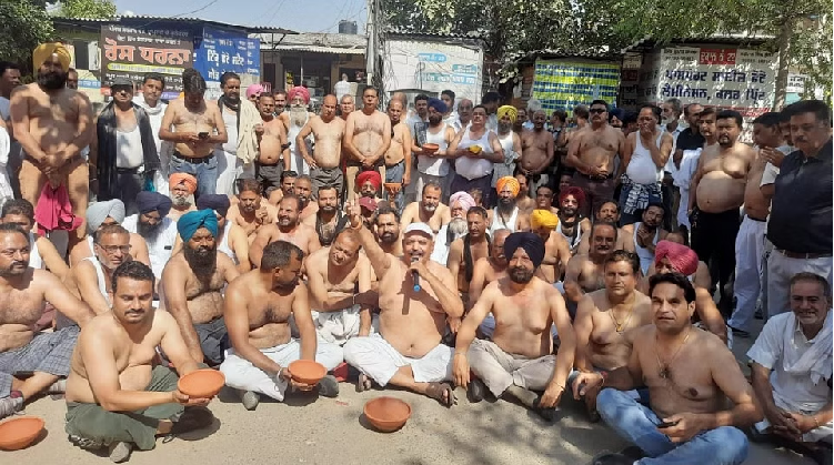 पंजाब : प्रॉपर्टी डीलरों ने किया अर्धनग्न हालत में हाथों में भिक्षा पात्र लेकर प्रदर्शन, जानें क्या है मामला