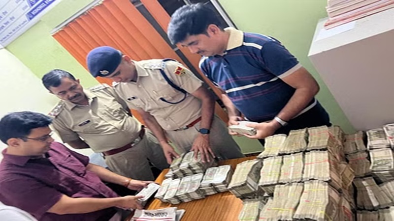 Rajasthan News: कार में मिली नोटों की गड्डियां, आयकर विभाग ने जब्त की राशि
