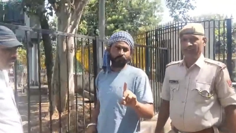Rajasthan News: कलेक्टोरेट में मचा हड़कंप, आत्मदाह करने पहुंचा युवक