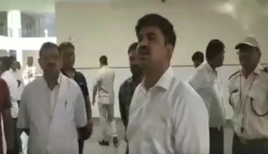 Rajasthan News: धौलपुर में कलेक्टर ने जिला अस्पताल का निरीक्षण, अव्यवस्थाओं पर जताई नाराजगी