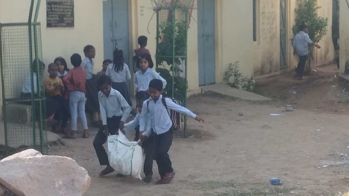 Rajasthan News: आंगनवाड़ी पोषाहार के कट्टों को मासूमों से उठवा रहे अध्यापक, सीएम के गृह जिले भरतपुर के सरकारी स्कूल में बालश्रम का वीडियो वायरल