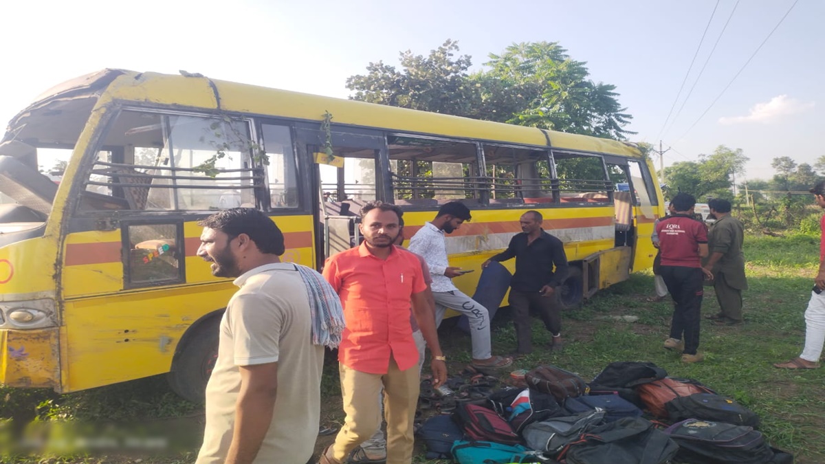 स्कूली बच्ची से भरी बस पलटी: बाइक को बचाने के चक्कर में हुआ हादसा, 3 गंभीर घायल भोपाल रेफर