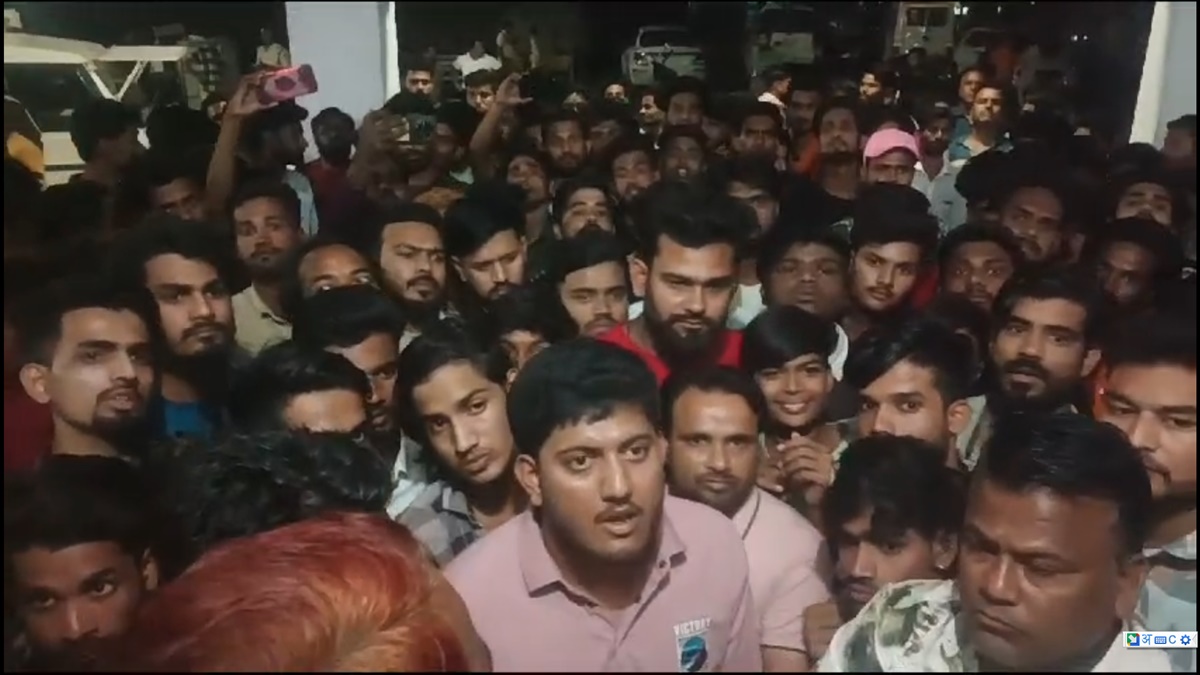 सोनोग्राफी सेंटर से लापता हुई युवती: परिजनों ने दूसरे समाज के लड़के पर भगा ले जाने का लगाया आरोप, थाने का किया घेराव