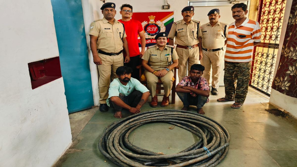 दीपावली के खर्च और पार्टी के लिए चोरों ने की हद पार, रेलवे लाइन पर लगे सिग्नल की काटी केबल, पुलिस ने दो युवकों को रंगे हाथ पकड़ा