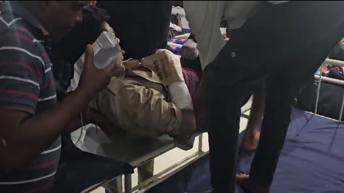 जुआरियों को पकड़ने गया पुलिसकर्मी कुएं में गिरा, हाथ-पैर फ्रैक्चर, अस्पताल में भर्ती