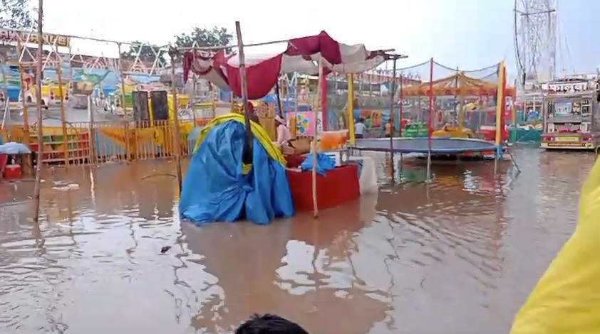 Rajasthan News: भरतपुर में तेज आंधी और बारिश से पशु मेले में गिरा बड़ा झूला, दुकानों को भारी नुकसान
