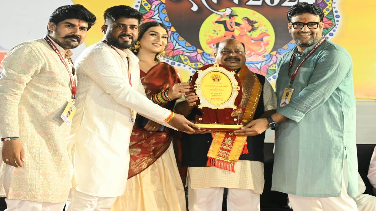 समता रास गरबा उत्सव 2024: सप्तमी के अवसर पर विधायक पुरंदर मिश्रा गरबा उत्सव में हुए शामिल, छत्तीसगढ़ की पहली हॉरर फिल्म दंतेला का गाना ‘काली आवत हे’ किया गया लॉन्च