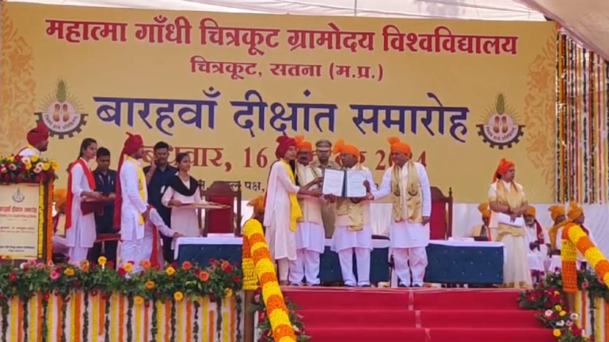 चित्रकूट ग्रामोदय विश्वविद्यालय का दीक्षांत समारोह: राज्यपाल ने विद्यार्थियों को किया सम्मानित, ट्रांजिट विजिट पर खजुराहो पहुंचे