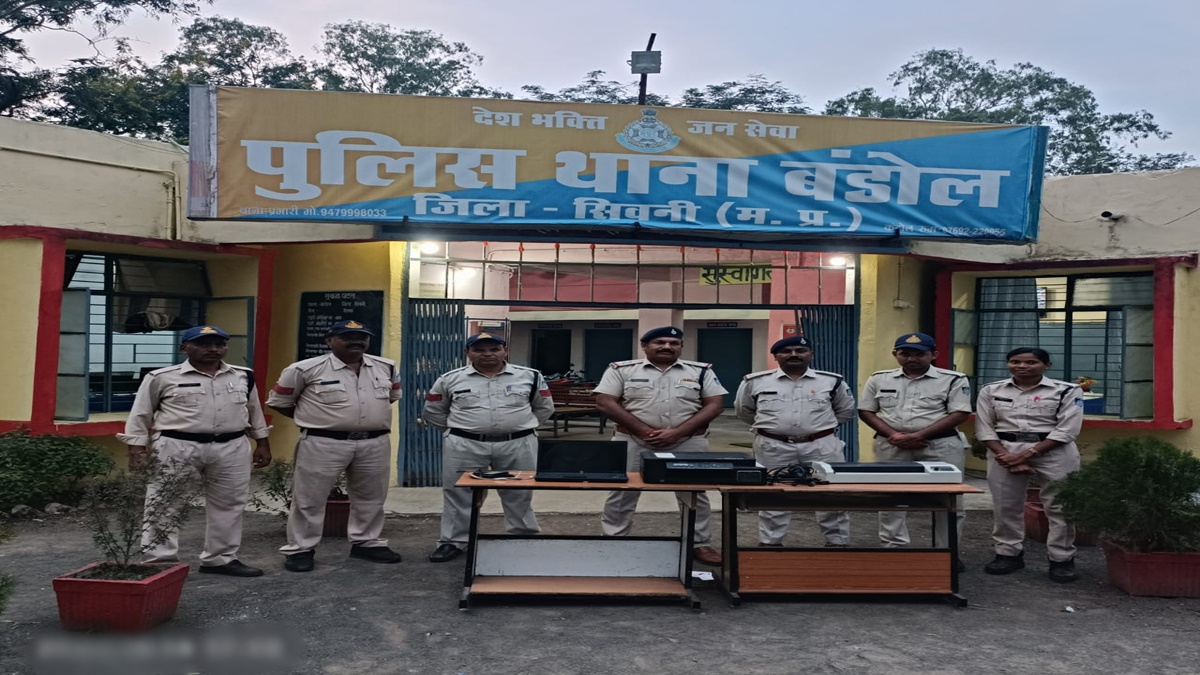 इनकम टैक्स ऑफिसर बनकर लगाया लोगों को चूना, नकली पैन कार्ड थमा कर ठगे पैसे, खुला राज तो ग्रामीणों के उड़े तोते