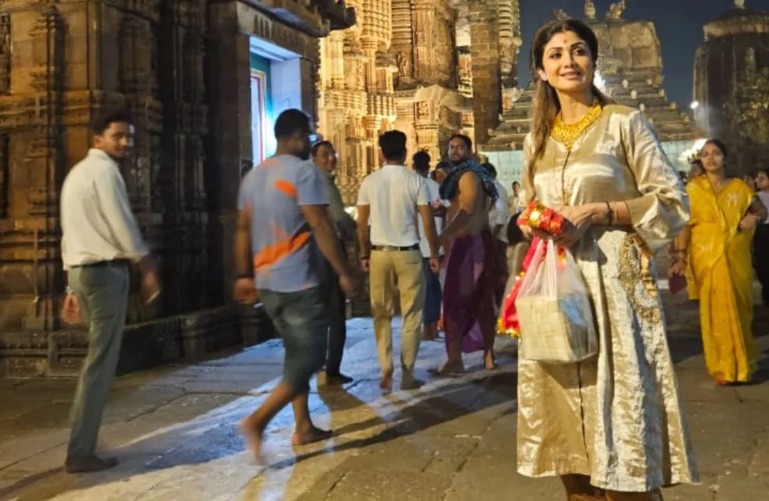 भुवनेश्वर : प्रतिबंधों के बावजूद लिंगराज मंदिर परिसर से वायरल हुई शिल्पा शेट्टी की तस्वीरें, विवाद शुरू