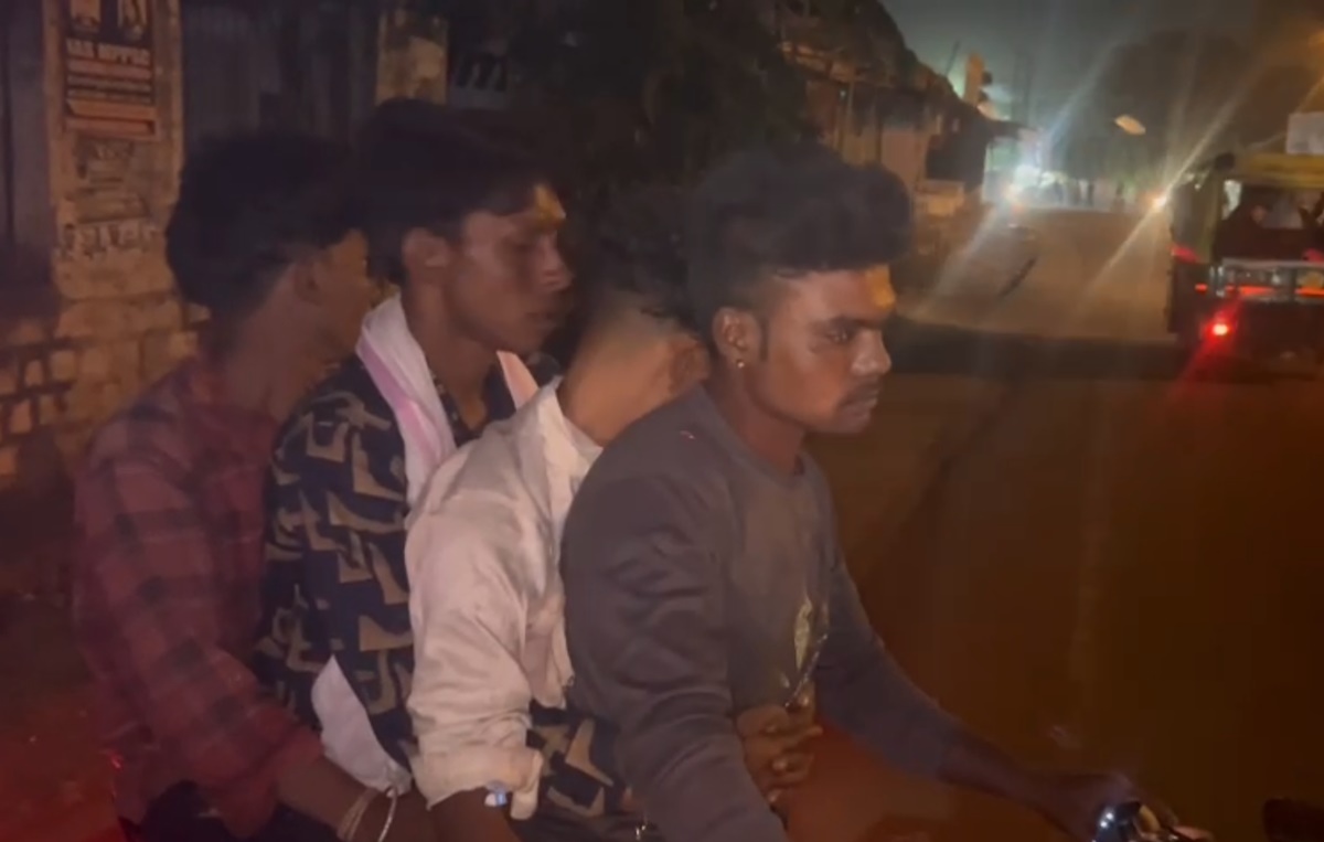 किस काम की स्वास्थ्य व्यवस्था? आदिवासी युवक की मौत के बाद अस्पताल ने नहीं दिया शव वाहन, बाइक में ले जाने पर मजबूर हुए परिजन 