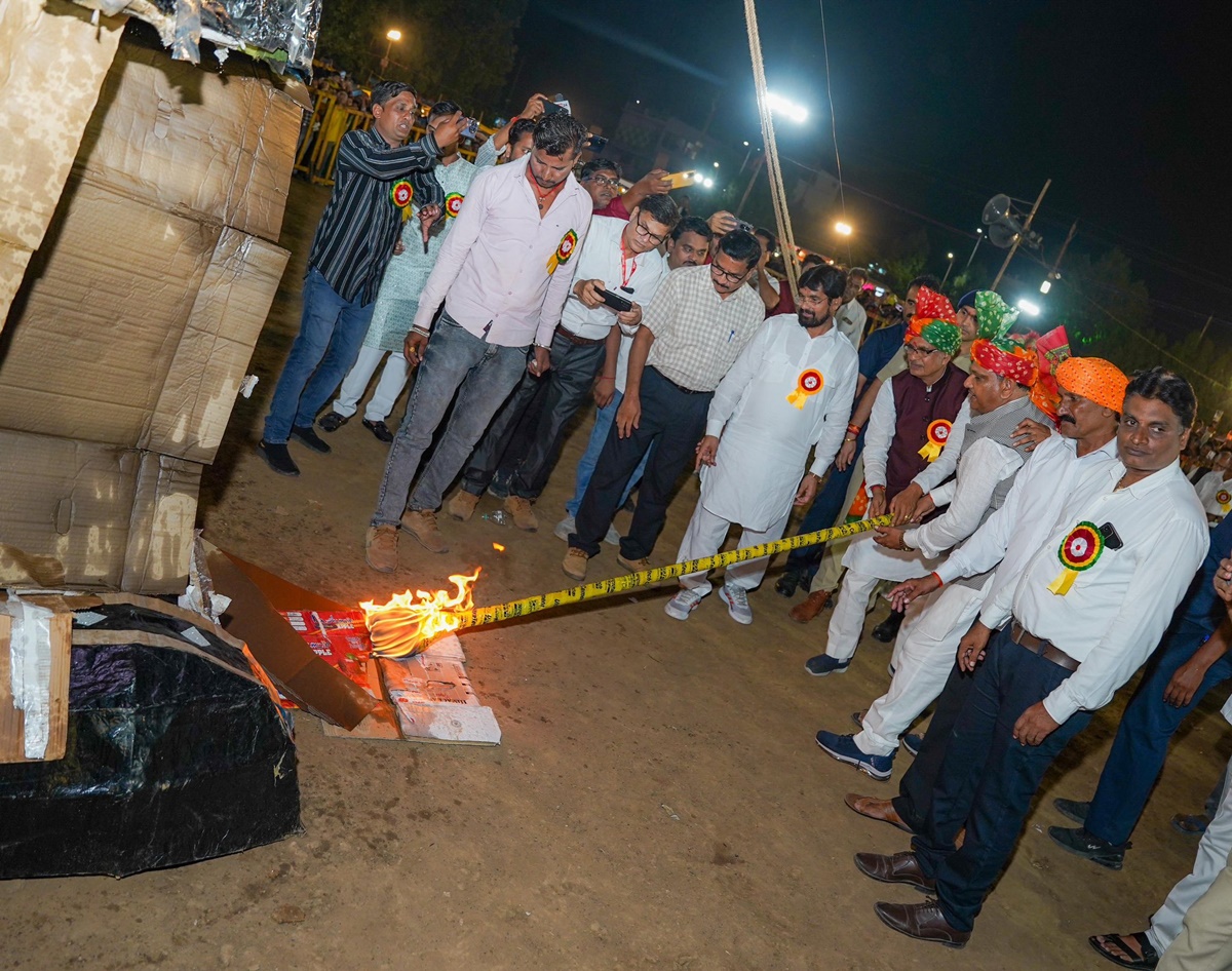 शिवराज सिंह ने Budhni में किया रावण दहन, कहा- बुधनी मुझे प्राण से भी प्यारी, पत्नी को छोड़कर सभी नारी को मां की तरह मानो
