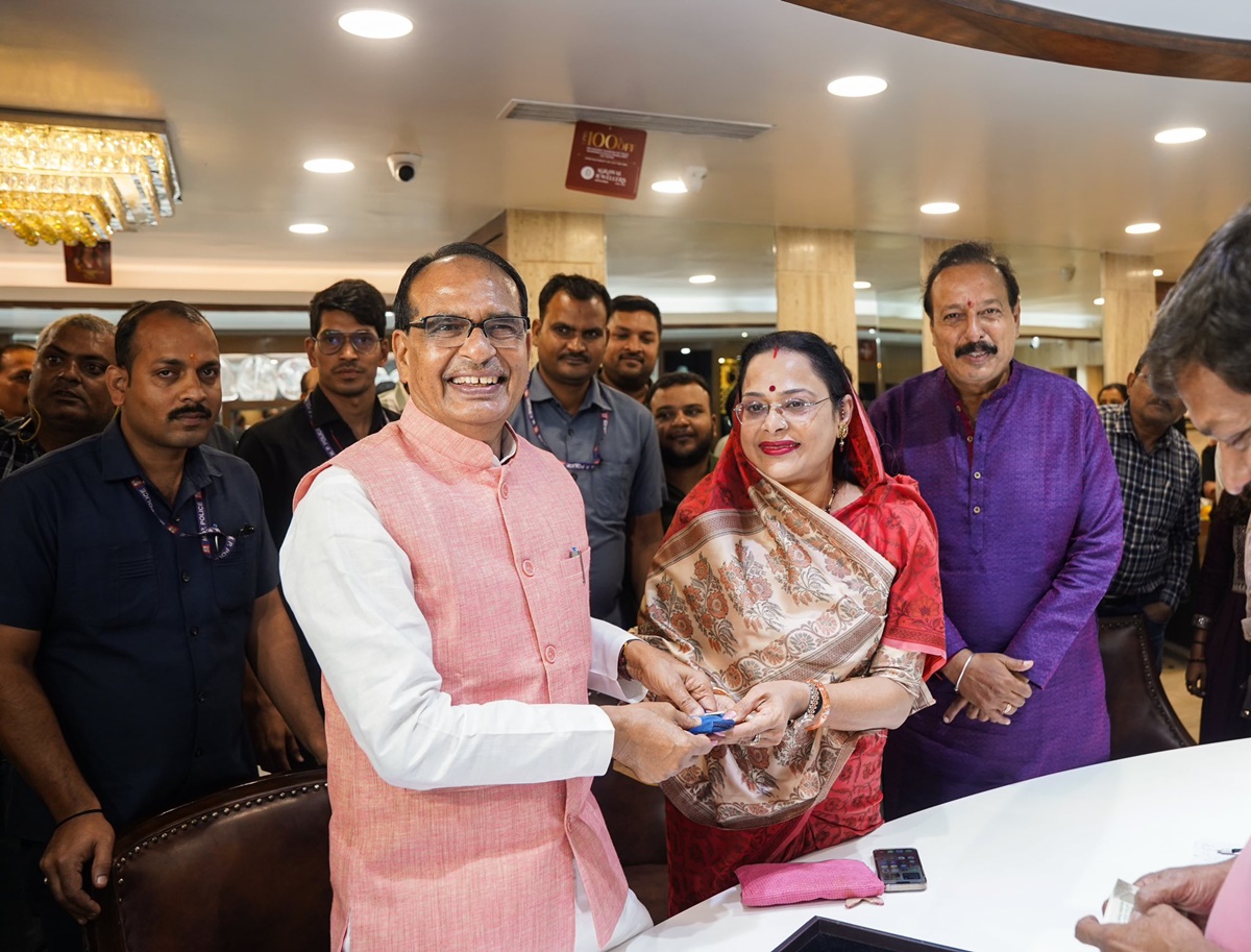 पत्नी साधना के साथ धनतेरस की खरीदी करने निकले शिवराज, ज्वेलर्स की दुकान पहुंचकर खरीदी ये चीज