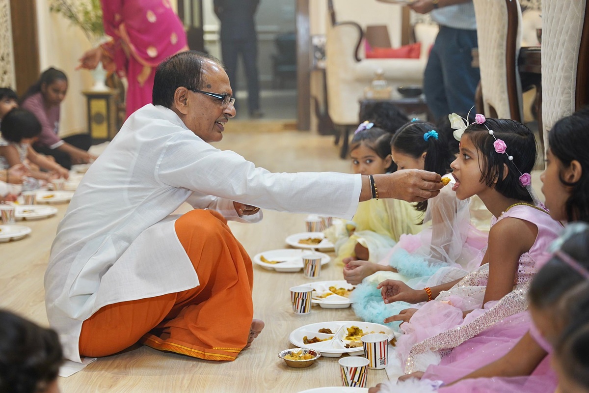 कृषि मंत्री शिवराज सिंह ने कराया कन्या भोज, कहा-  ऐसा लग रहा था कि साक्षात् देवी मां ही पधारी