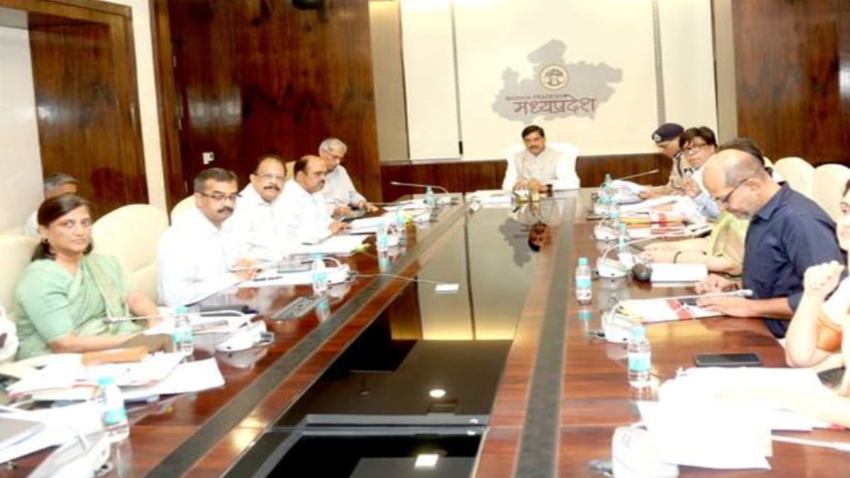 बड़ी खबर: विद्युत महाप्रबंधक सहित 11 अधिकारी और कर्मचारी निलंबित, CM डॉ मोहन बोले- देरी या लापरवाही करने वालों पर की जाएगी कठोर कार्रवाई