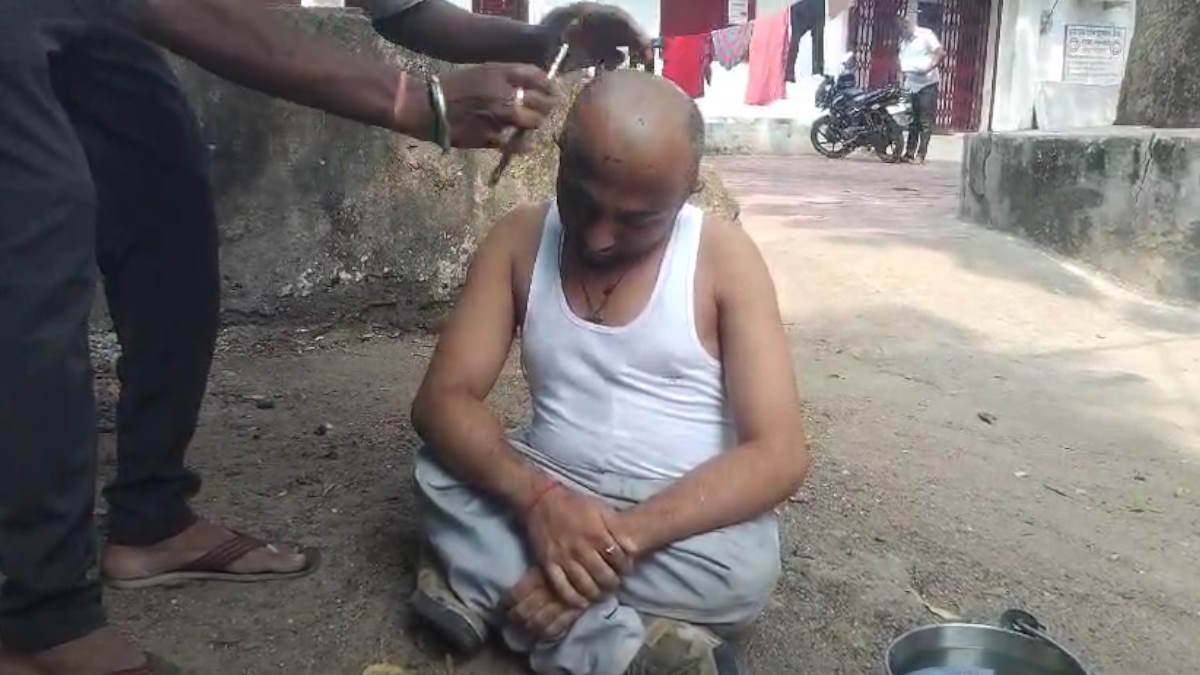 ऐसा विरोध!, दिव्यांग शिक्षक ने बैंक के बाहर कराया मुंडन, किया पिता का पिंडदान…
