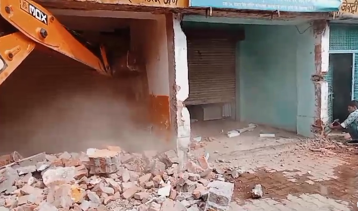 lalluram impact: नगर पालिका की गैलरी में चला बुलडोजर, CMO के निर्देश के बाद अवैध अतिक्रमण ध्वस्त