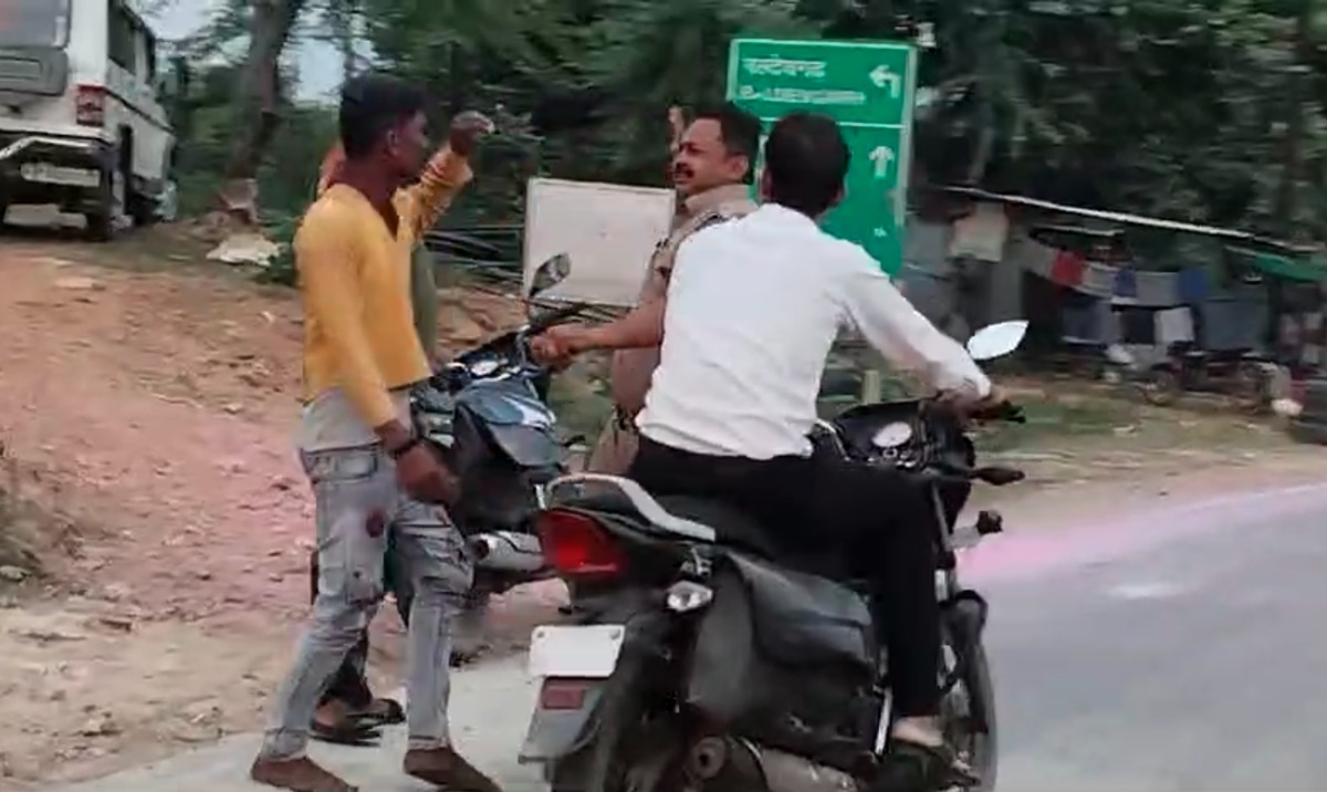 मूर्ति विसर्जन के बाद शराबी ने सड़क पर मचाया हंगामा, पुलिसकर्मी ने दो थप्पड़ में उतार दिया नशा, Video Viral 