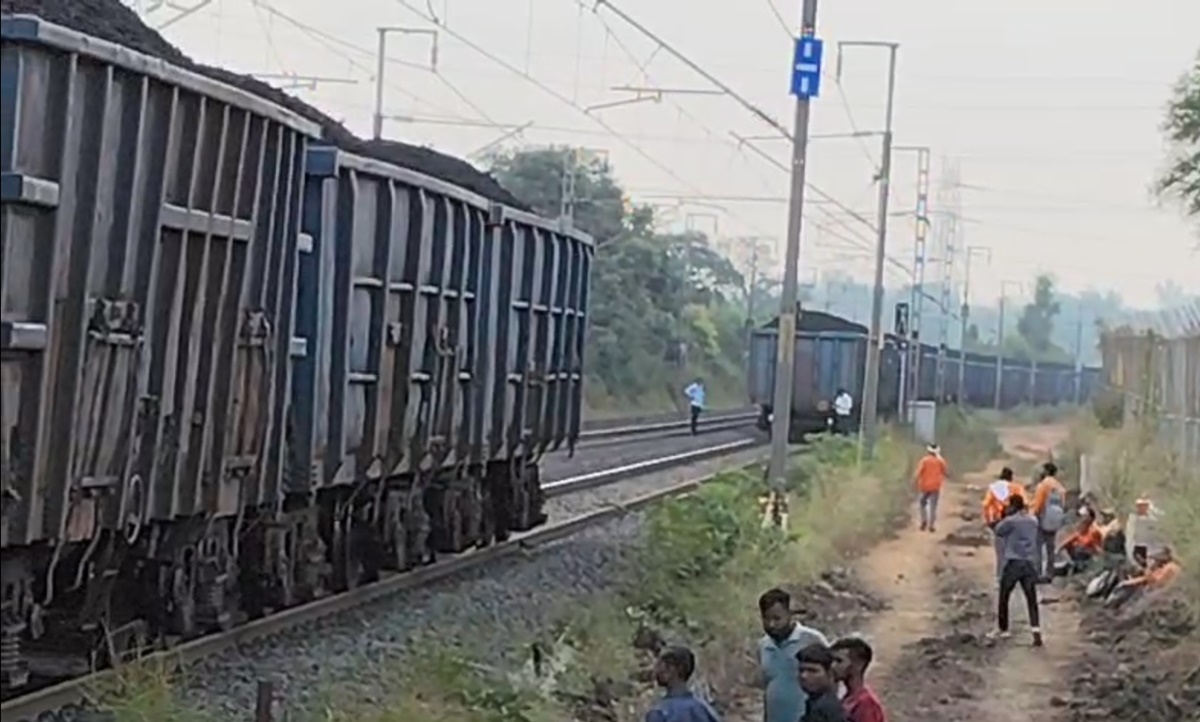 Train Accident: दो हिस्सों में बंट गई चलती हुई मालगाड़ी, नौरोजाबाद और करकेली के बीच हुआ हादसा